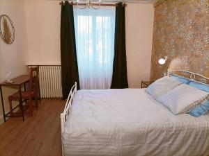 摩泽尔河畔圣莫里斯Domaine de la Moselle的卧室配有白色的床和窗户