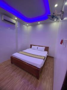 áº¤p VÄ©nh ÃÃ´ngKhách sạn Trung Hiếu的蓝色天花板的房间里一张床位