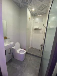 áº¤p VÄ©nh ÃÃ´ngKhách sạn Trung Hiếu的浴室配有卫生间、盥洗盆和淋浴。