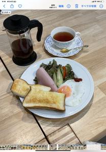 大阪指南针画廊公寓的一盘早餐食品和一杯茶