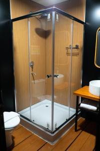 TangkubanperahuLuxury Deck Cabin的浴室里设有玻璃门淋浴