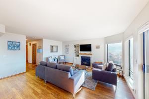 奇兰Lake Chelan Shores: The Overlook #19-9的客厅设有两张沙发和一个壁炉