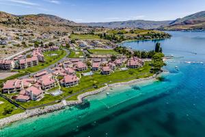 奇兰Lake Chelan Shores: The Overlook #19-9的水上度假村的空中景观