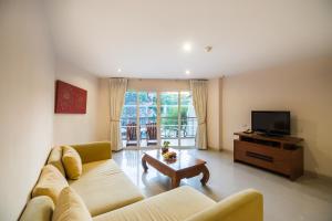 纳库鲁阿贝拉别墅小屋的带沙发和电视的客厅