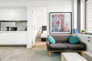 悉尼EIGHT TWO NINE TWO VI: BONDI BEACH的带沙发的客厅和厨房