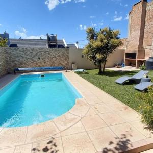 岑特纳里奥Casa Girasoles的一座房子后院的游泳池