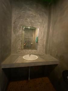 涛岛纳达帕度假酒店的一间带水槽和镜子的浴室