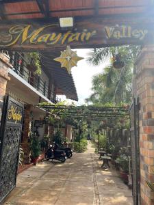 富国Mayfair Valley的带有大麻谷标志的餐厅入口