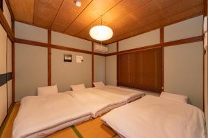 东京GuestHouse　YOU&I平和島的天花板客房内的两张单人床