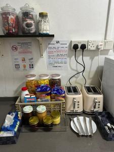 新加坡Wink at Perak Road的架子上装有罐子食物的厨房台