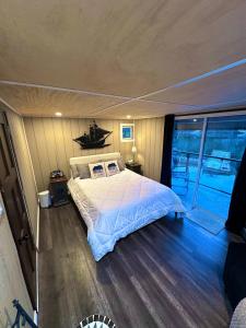 莱迪史密斯Trails End Beach House suite with hot tub and beach bedroom cabin!的卧室中间设有一张床