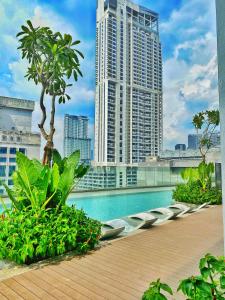 吉隆坡Lila Suites Quill Residences Klcc的一座高楼屋顶上的游泳池