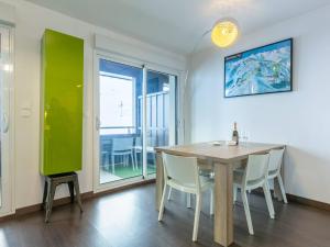 格尔姆Appartement Peyragudes, 5 pièces, 8 personnes - FR-1-695-45的一间设有桌子和绿色墙壁的用餐室