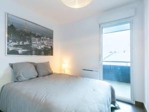 格尔姆Appartement Peyragudes, 5 pièces, 8 personnes - FR-1-695-45的一间卧室设有一张床和一个大窗户