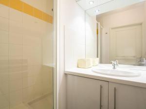 格尔姆Appartement Peyragudes, 5 pièces, 8 personnes - FR-1-695-45的白色的浴室设有水槽和淋浴。