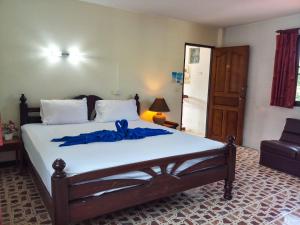 卡塔海滩Kata Lina guesthouse的一间卧室配有一张带蓝色毯子的床