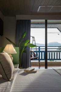 攀瓦海滩Kantary Bay Hotel Phuket的一间卧室设有一张床,享有阳台的景色