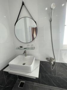 áº¤p VÄ©nh ÃÃ´ngKhách sạn Trung Hiếu的白色的浴室设有水槽和镜子