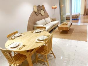 吉隆坡Lila Suites Quill Residences Klcc的客厅配有木桌和椅子