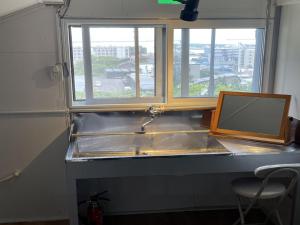 小樽Otaru - House - Vacation STAY 15278的厨房水槽设有窗户和镜子