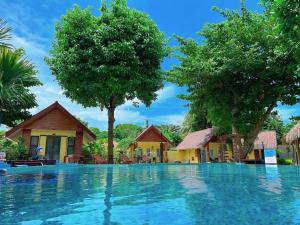丽贝岛东塔莱利佩海滩度假酒店的度假村前的游泳池