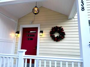 扬克斯2-A Diamond in Yonkers的红门在一座有圣诞花圈的房子上