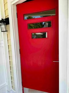 扬克斯2-A Diamond in Yonkers的房屋上一扇红色的门,窗户上有一扇红色的门