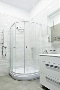 阿克套MIRAMAR Apart Hotel & SPA的带淋浴和盥洗盆的白色浴室