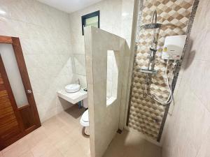 高兰Lanta Living bungalow的带淋浴和卫生间的浴室