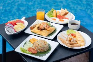 丽贝岛东塔莱利佩海滩度假酒店的一张桌子,上面有四盘食物