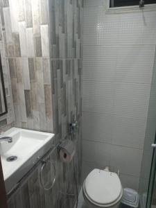 尼泰罗伊Loft Aconchegante no Centro de Niterói!!的一间带卫生间和水槽的浴室