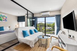 奈扬海滩Bright Apartment Close to Amazing Beach ! 39 Sqm的一间酒店客房,配有一张床和一台电视