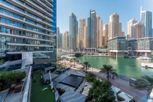 迪拜LUX Holiday Home Dubai Marina JBR - Silverene Tower Studios的城市中河流的美丽景色,城市中建筑高耸