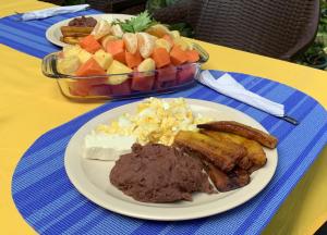 Caluco塞莫天堂度假屋的一块肉食和一碗水果