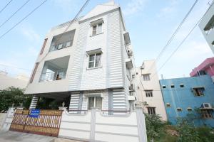 蒂鲁帕蒂Paradise villas - duplex 5bhk - A Golden Group Of Premium Home Stays - tirupati的前面有栅栏的白色房子