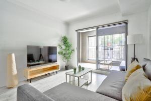 悉尼Superb 3 Bedroom Apartment Surry Hills的带沙发和平面电视的客厅
