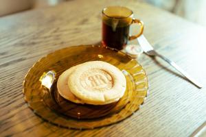 镰仓市江ノ電の線路沿いにある宿【film koshigoe】的桌上的盘子,上面放着咖啡