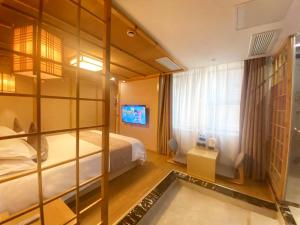 杭州鲜屋酒店(西湖庆春店)的酒店客房设有床和窗户。