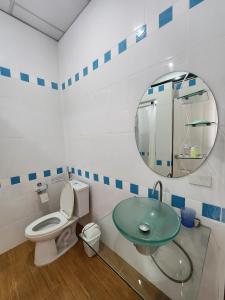三百岭Cordelia Resort Sam Roi Yot的一间带水槽、卫生间和镜子的浴室