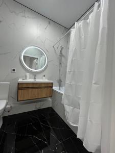 阿斯塔纳Raisson Ahotel Grand Turan 32的白色的浴室设有水槽和镜子