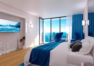 巴统ORBI CITY - Central Apartment的一间卧室配有一张带蓝色毯子的大床