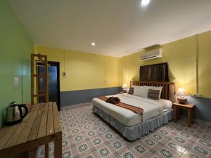 丽贝岛东塔莱利佩海滩度假酒店的一间卧室,卧室内配有一张大床