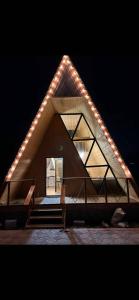 迪利然Dilijan Gold Resort的一座有灯的三角形屋顶的房子