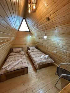 迪利然Dilijan Gold Resort的小木屋内带两张床的房间