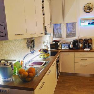 米兰San Siro Dream Home -Apartment with garage-Milano的厨房配有水槽和水果台