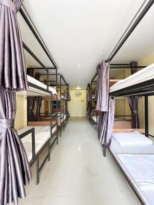 奥南海滩Hangover Aonang的宿舍间内的一组双层床
