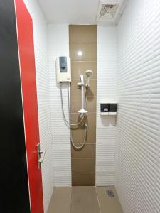 奥南海滩Hangover Aonang的浴室设有红色和白色的墙壁,配有淋浴。