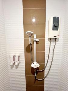 奥南海滩Hangover Aonang的带淋浴的浴室,墙上配有吹风机