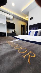 伊斯坦布尔SAND DOOR HOTEL的一间卧室,床上写着酒店字样