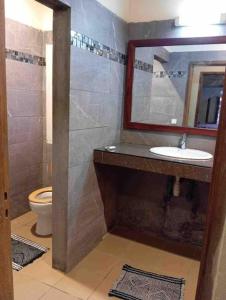 贝岛VILLA RAVOLA - Ambondrona的一间带水槽和卫生间的浴室